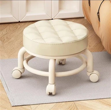 Praktischer kleiner Hocker mit Universalrädern