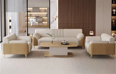 Cremefarbenes Ledersofa mit Holzakzent